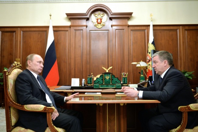 Губернатор Карелии Александр Худилайнен (справа) с Владимиром Путиным. Фото RIA Novosti/Scanpix