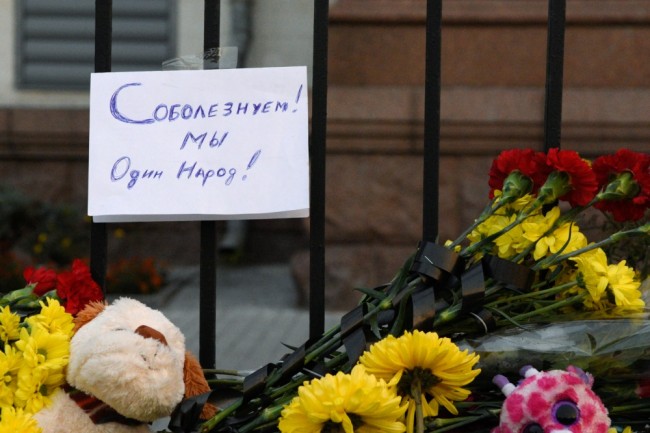 Цветы и игрушки у российского посольства в Киеве. Фото RIA Novosti/Scanpix