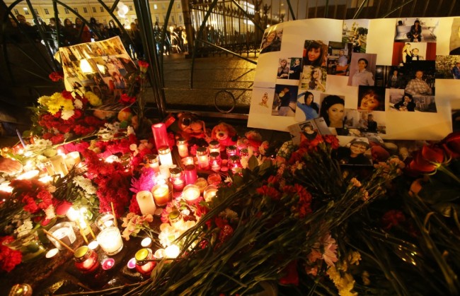 Цветы и свечи на Дворцовой площади в Санкт-Петербуге. Фото RIA Novosti/Scanpix