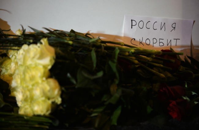 Цветы у здания посольства Франции в Москве. Фото RIA Novosti/Scanpix