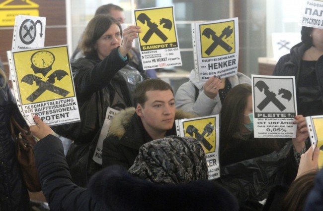 Акция протеста заемщиков  «Райффайзенбанка». Фото  Sputnik/Scanpix
