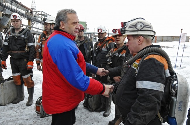 Глава МЧС Владимир Пучко встречается со спасенными горняками. Фото Sputnik/Scanpix