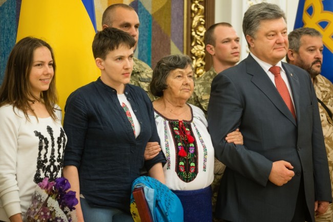 Надежда Савченко с матерью (в центре), сестрой (слева) и президентом Украины Петром Порошенко (справа). Фото Sputnik/Scanpix