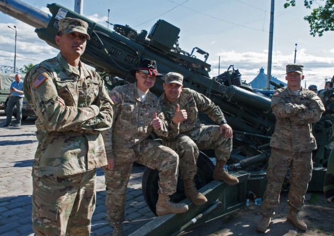 Американские военнослужащие на выставке боевой техники в Риге. Фото Sputnik/Scanpix