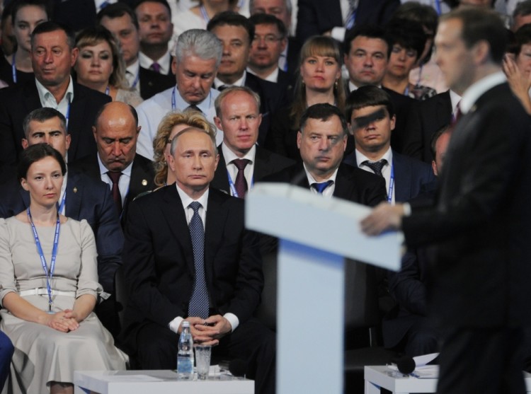 Анна Кузнецова (слева) рядом с Владимиром Путиным на съезде «Единой России» в июне 2016-го. Фото: Sputnik / Scanpix