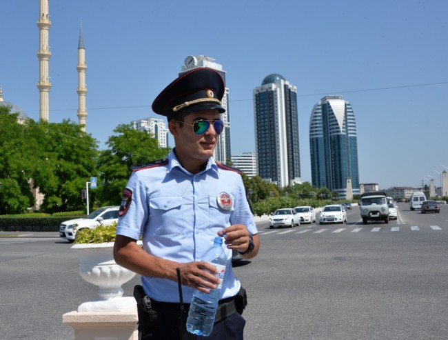 Сотрудник дорожной полиции в Грозном. Фото: Sputnik / Scanpix