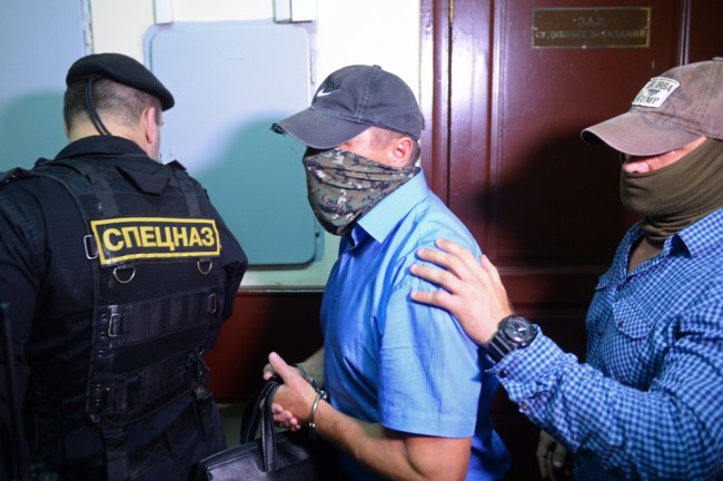 Александра Ламонова выводят из зала суда. Фото: Sputnik / Scanpix