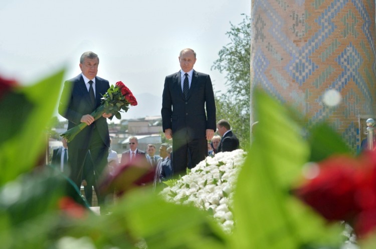 Владимир Путин и Шавкат Мирзияев на могиле Ислама Каримова в Самарканде. Фото Sputnik/Scanpix