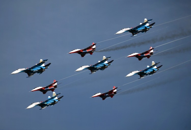 «Стрижи» и «Русские витязи» в небе над аэродромом Кубинка. Фото: Sputnik / Scanpix