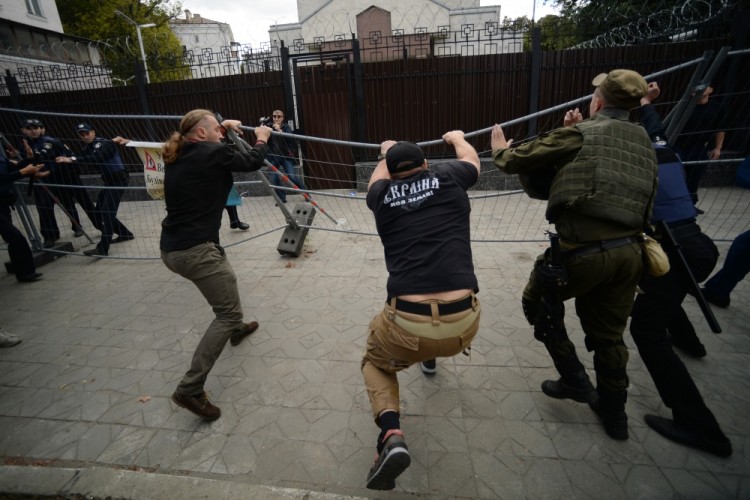 Нападение на здание посольства России в Киеве. Фото Sputnik/Scanpix