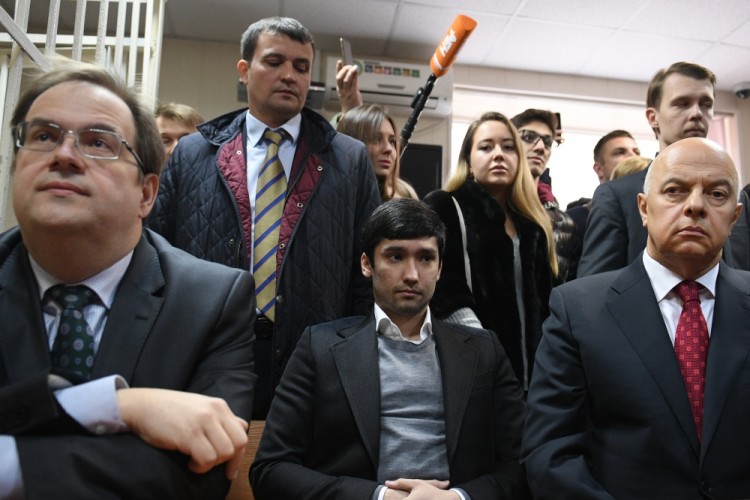 Руслан Шамсуаров (в центре) на суде во время оглашения приговора. Фото Sputnik/Scanpix
