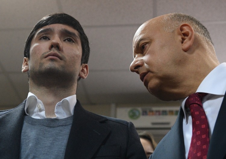 Руслан Шамсуаров (слева) со своим адвокатом на суде во время оглашения приговора. Фото Sputnik/Scanpix