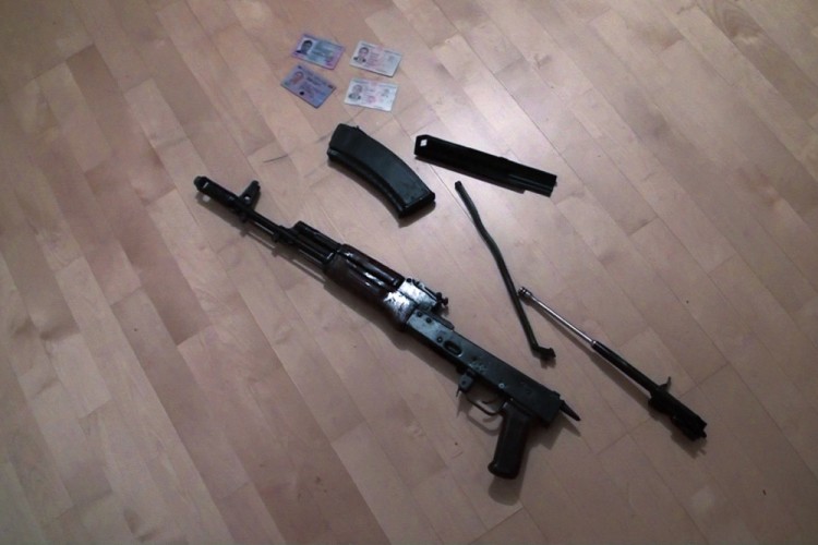 Найденные в московской квартире документы и оружие боевиков. Фото: FSB / Scanpix