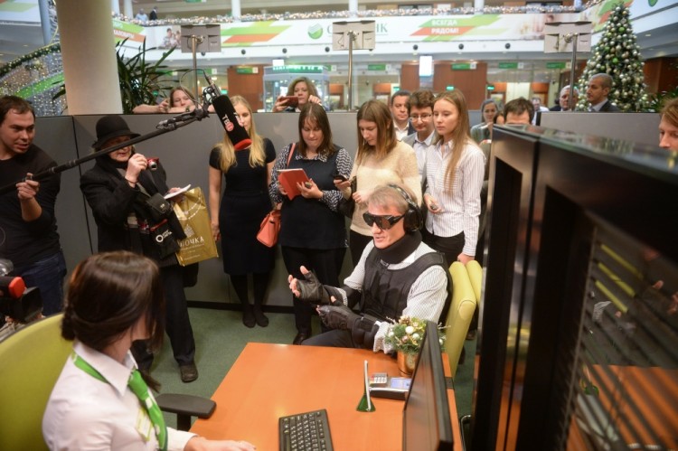 Герман Греф проверяет сотрудников Сбербанка в костюме инвалида. Фото Sputnik/Scanpix