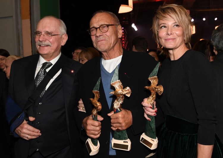 3017285 01/27/2017 From left: Chairman of the Russian Filmmakers Union, film director Nikita Mikhalkov, winner of the Best Feature Film award for the film Paradise, director Andrei Konchalovsky, and winner of the Best Actress award for her role in the film Paradise, Yulia Vysotskaya, at the 2016 Golden Eagle National Film Awards ceremony at Mosfilm Cinema Concern's pavilion. Ekaterina Chesnokova/Sputnik