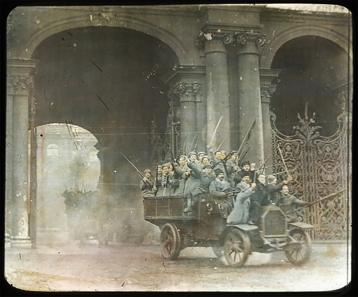 У ворот Зимнего дворца. Раскрашенные фотографии из собрания Генри Сара/«Бумага».