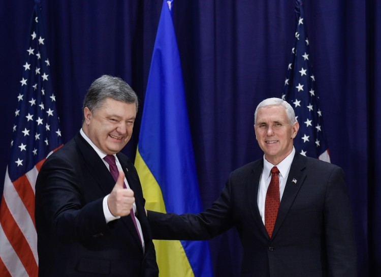 Президент Украины Петр Порошенко (слева) и вице-президент США Майкл Пенс на Мюнхенской конференции. Фото President of the Ukraine Press-Service/Scanpix