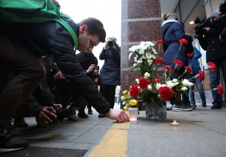 3064141 04/03/2017 A young man lights a candle at the entrance to Sennaya Ploschad station in memory of the victims of the explosion in the St. Petersburg metro. Anatoly Medved/Sputnik