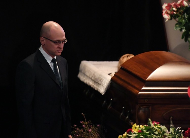 3070545 04/11/2017 Moscow, Russia. Sergei Kiriyenko, First Deputy Chief of Staff of the Russian Presidential Executive Office, pays last respects to poet Yevgeny Yevtushenko at the Central House of Writers. Evgeny Biyatov/Sputnik