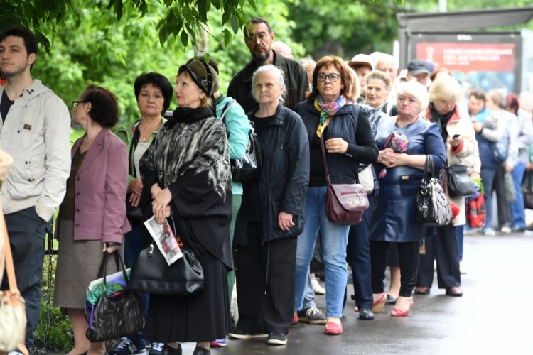 3133629 06/19/2017 A line of people near the House of Cinema during the farewell ceremony for actor Alexei Batalov. Sergey Pyatakov/Sputnik