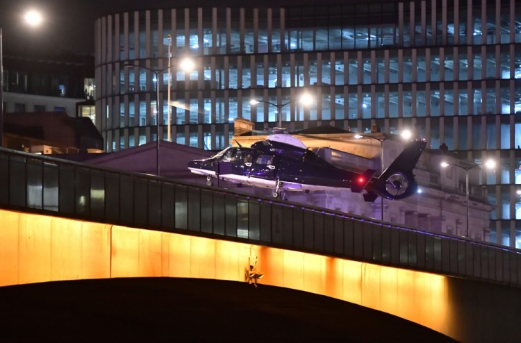 Вертолет приземлился на Лондонском мосту. Фото PA Wire/Scanpix