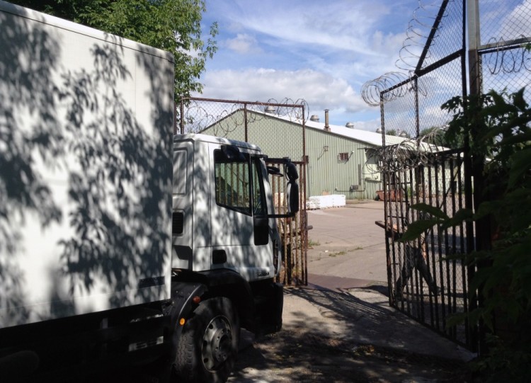 3163813 07/31/2017 Truck with diplomatic license number, evacuating the whole lot from the US embassy's warehouse in Dorozhnaya Street, Moscow. The Russian Foreign Ministry suspends from August 1 the usage by the US embassy of its country house in Serebryany Bor as well as all warehouses in Dorozhnyaa Street in response to the anti-Russian sanctions being adopted by the USA. Dmitriy Vinogradov/Sputnik
