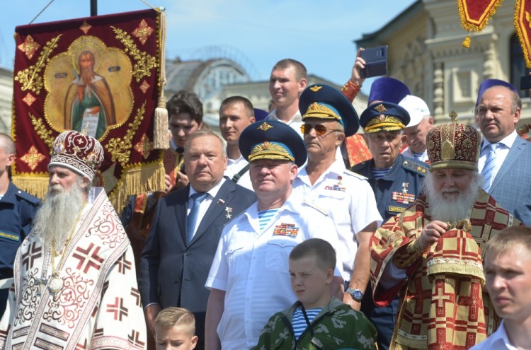 3164427 08/02/2017 Center, from left: Colonel general Vladimir Shamanov, Chairman of the State Duma Committee on Defence, former Commander of the Russian Airborne Forces, and Colonel general Andrei Serdyukov, Commander of the Russian Airborne Forces, during a religious procession down Ilyinka Street marking Paratroopers' Day in Moscow. Iliya Pitalev/Sputnik