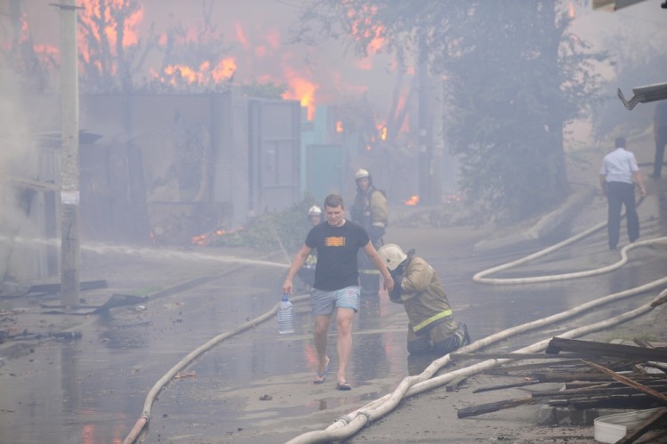 3174856 08/21/2017 The Emergency Ministry's firefighting service officers extinguish fire in Rostov-on-Don. Sergey Pivovarov/Sputnik