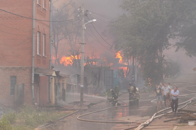 3174857 08/21/2017 The Emergency Ministry's firefighting service officers extinguish fire in Rostov-on-Don. Sergey Pivovarov/Sputnik