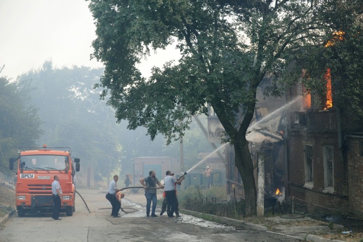 3174860 08/21/2017 Policemen and utilities service employees extinguish fire in Rostov-on-Don. Sergey Pivovarov/Sputnik