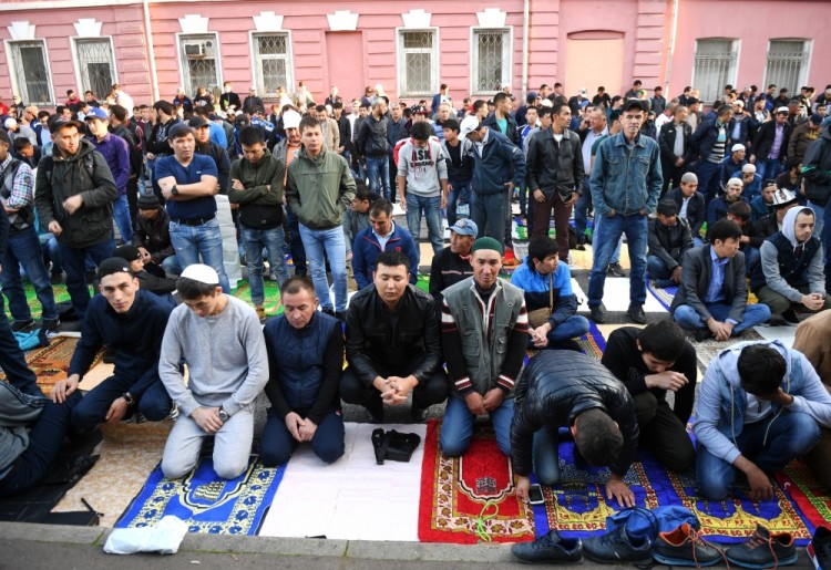 3181589 09/01/2017 Muslims observe Eid al-Adha, or the Feast of the Sacrifice outside the Moscow Cathedral Mosque. Iliya Pitalev/Sputnik