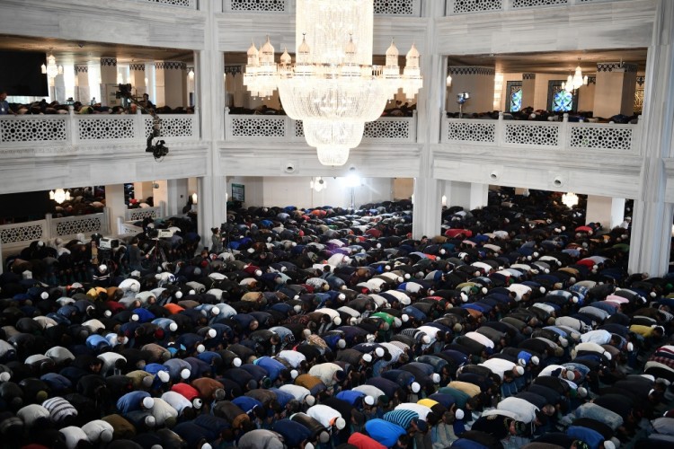 3181630 09/01/2017 Muslims observe Eid al-Adha, or the Feast of the Sacrifice at the Moscow Cathedral Mosque. Ramil Sitdikov/Sputnik