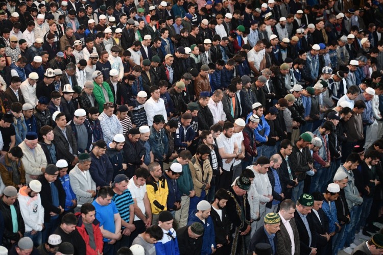 3181632 09/01/2017 Muslims observe Eid al-Adha, or the Feast of the Sacrifice at the Moscow Cathedral Mosque. Ramil Sitdikov/Sputnik