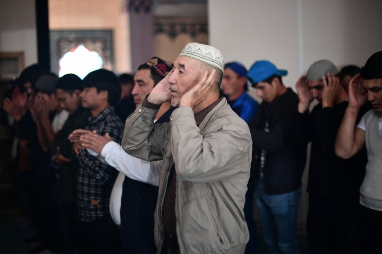 3181635 09/01/2017 Muslims observe Eid al-Adha, or the Feast of the Sacrifice at the Moscow Cathedral Mosque. Ramil Sitdikov/Sputnik