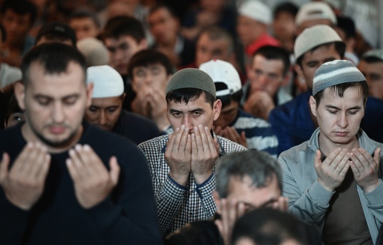 3181636 09/01/2017 Muslims observe Eid al-Adha, or the Feast of the Sacrifice at the Moscow Cathedral Mosque. Ramil Sitdikov/Sputnik