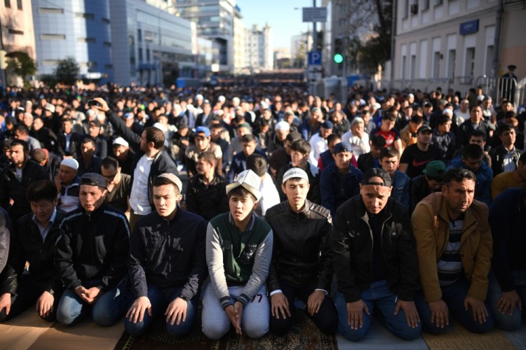 3181646 09/01/2017 Muslims observe Eid al-Adha, or the Feast of the Sacrifice outside the Moscow Cathedral Mosque. Iliya Pitalev/Sputnik