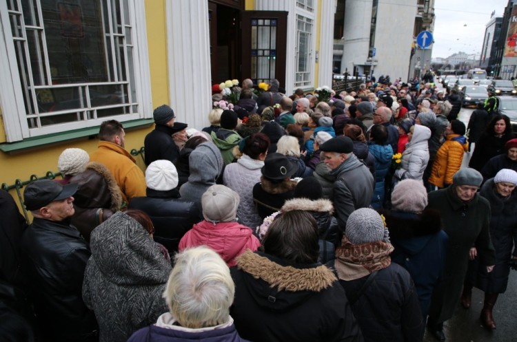 3235846 11/15/2017 People flock to Alexander Nevsky Church to pay the last respects to satirist Mikhail Zadornov, Riga. Robert Vitsups/Sputnik