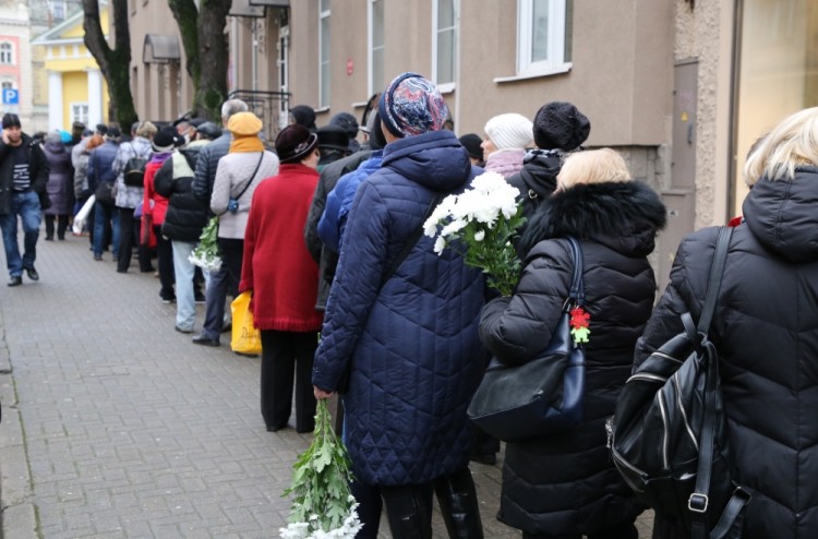3235856 11/15/2017 Lining up in front of Alexander Nevsky Church to pay the last respects to satirist Mikhail Zadornov, Riga. Robert Vitsups/Sputnik
