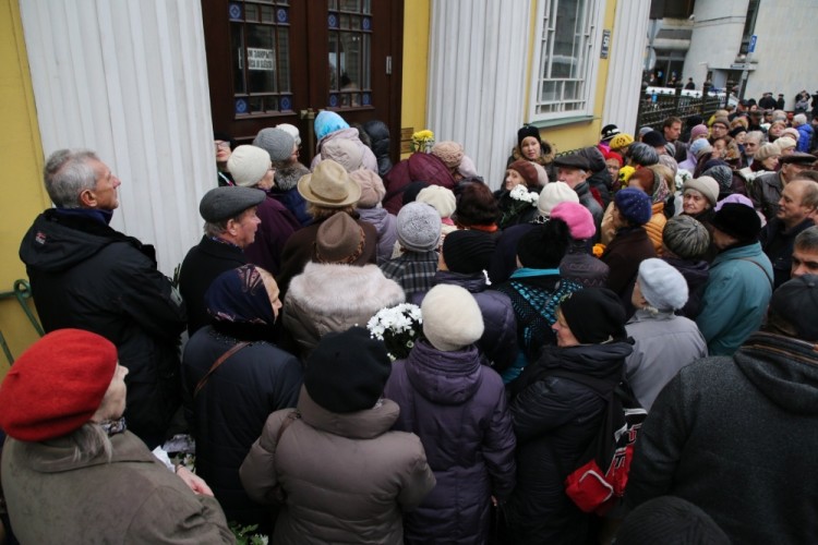 3235893 11/15/2017 People flock to Alexander Nevsky Church to pay the last respects to satirist Mikhail Zadornov, Riga. Robert Vitsups/Sputnik