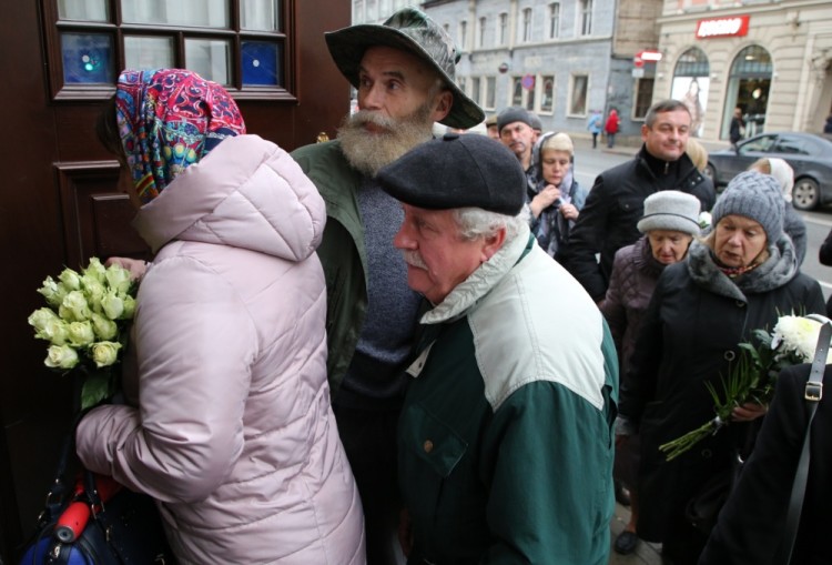 3235932 11/15/2017 People flock to Alexander Nevsky Church to pay the last respects to satirist Mikhail Zadornov, Riga. Robert Vitsups/Sputnik