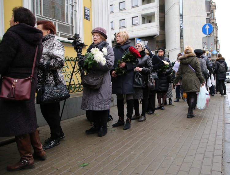 3235934 11/15/2017 People flock to Alexander Nevsky Church to pay the last respects to satirist Mikhail Zadornov, Riga. Robert Vitsups/Sputnik