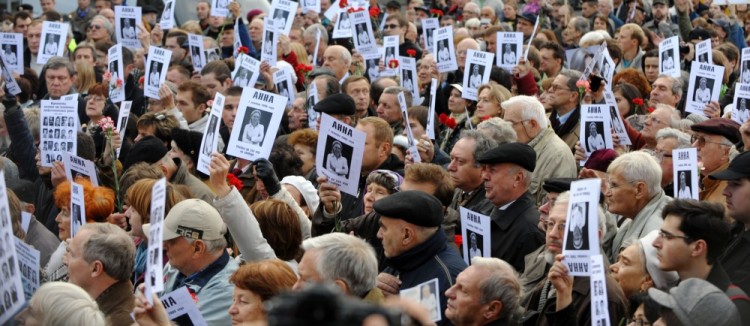 Активисты правозащитного движения в России с портретами Анны Политковской. Фото AFP/Scanpix
