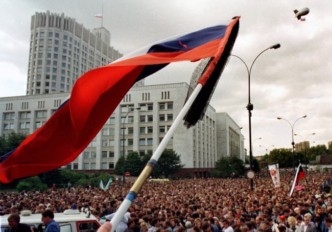 Толпа перед Белым домом во время траурного митинга после гибели сторонников Бориса Ельцина. Фото: AFP / Scanpix