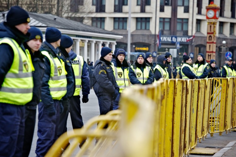 Латвийская полиция в оцеплении в Риге. Фото AFP/Scanpix