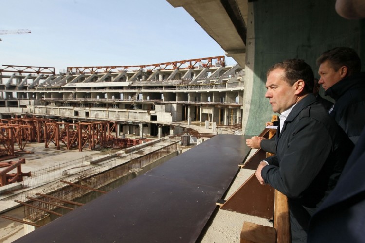 Премьер Дмитрий Медведев инспектирует ход работ на стадионе в 2012 году. Фото: Sputnik / Scanpix