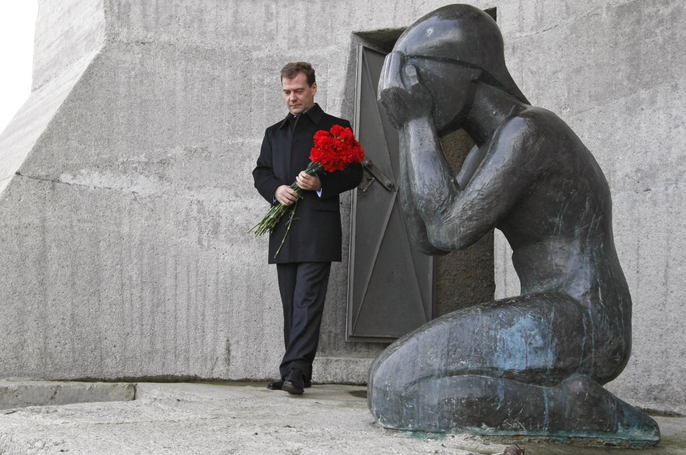 Дмитрий Медведев посещает мемориал памяти жертв политических репрессий «Маска скорби» Фото: AP / Scanpix