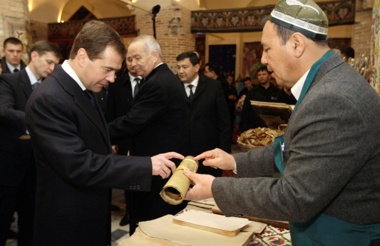 Иногда нынешнему премьер-министру удается оценить и зарубежную продукцию. В 2009 году в сопровождении Ислама Каримова он посетил лавку ремесленника в Узбекистане. Фото: AP / Scanpix