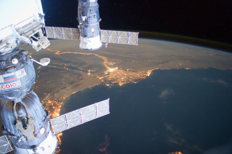 МКС с пристыкованными «Союзом» и «Прогрессом» (справа), пролетает над Средиземным морем. Фото: NASA / Scanpix