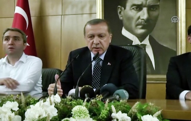 Реджеп Эрдоган обращается к своим сторонником на фоне портрета Ататюрка. Фото AP/Scanpix