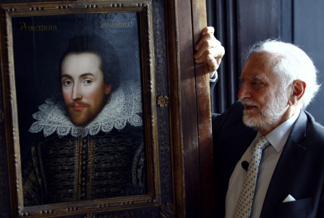 Глава Shakespeare Birthplace Trust с открытым в 2009 году портретом Шекспира. Фото Reuters/Scanpix